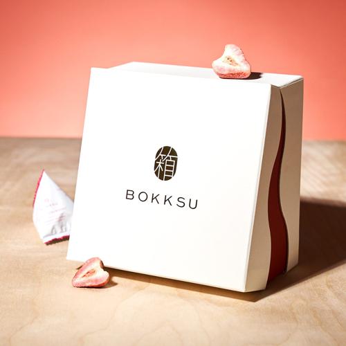 Bokksu White Chocolate Strawberry - Gift Box (12 Pieces)